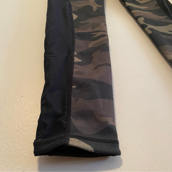 C’est Moi. Activewear Leggings. Size Large. Reversible: camo print-solid grey. - Picture 5 of 9